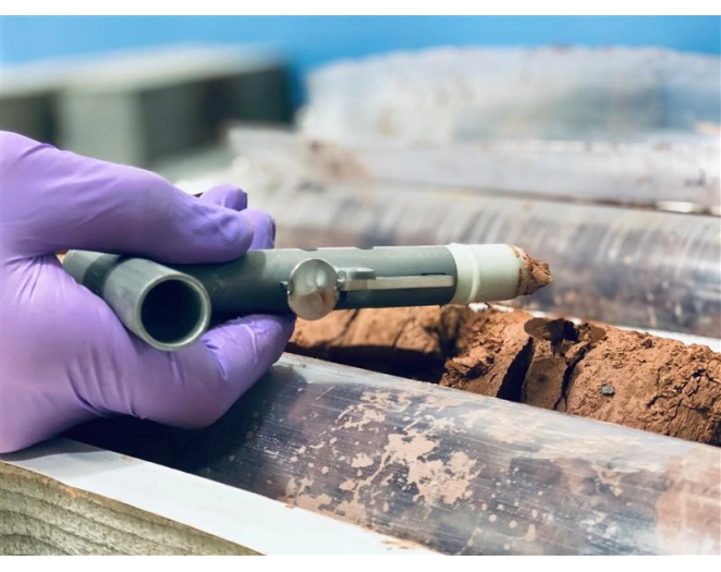 En Core® system for sampling VOCs in soils